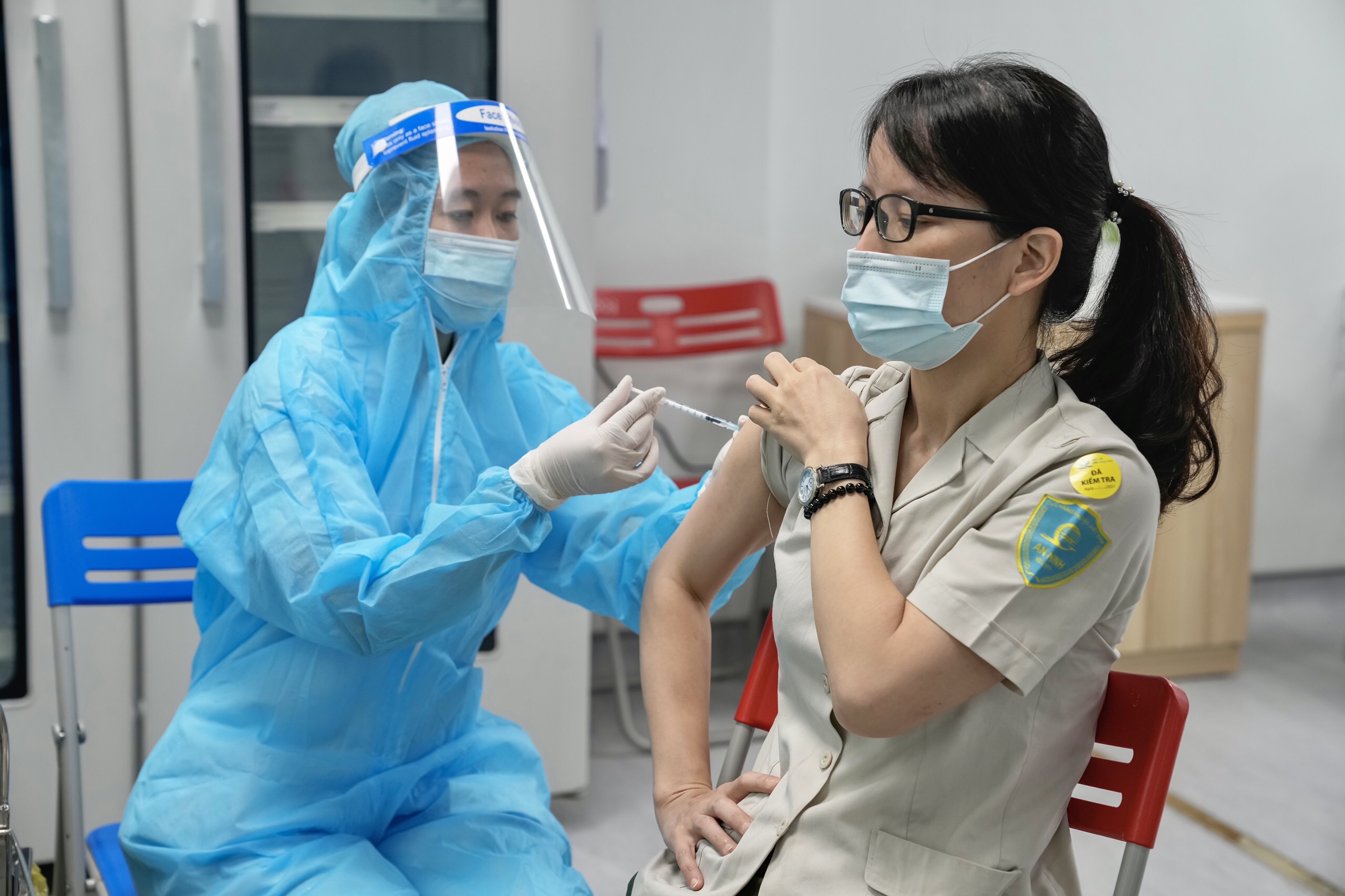 Tiêm vaccine phòng Covid-19 cho lực lượng tuyến đầu tại sân bay Nội Bài